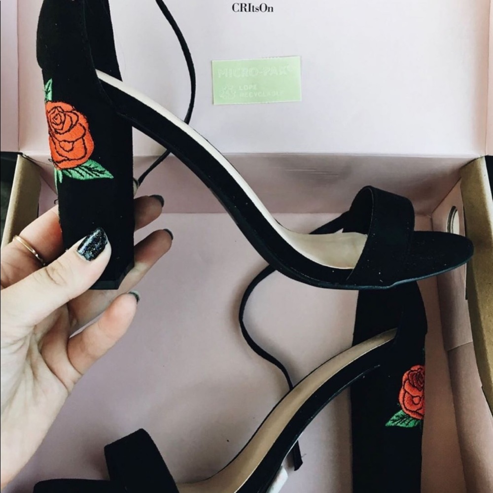 Strapped heels with rose embroidery